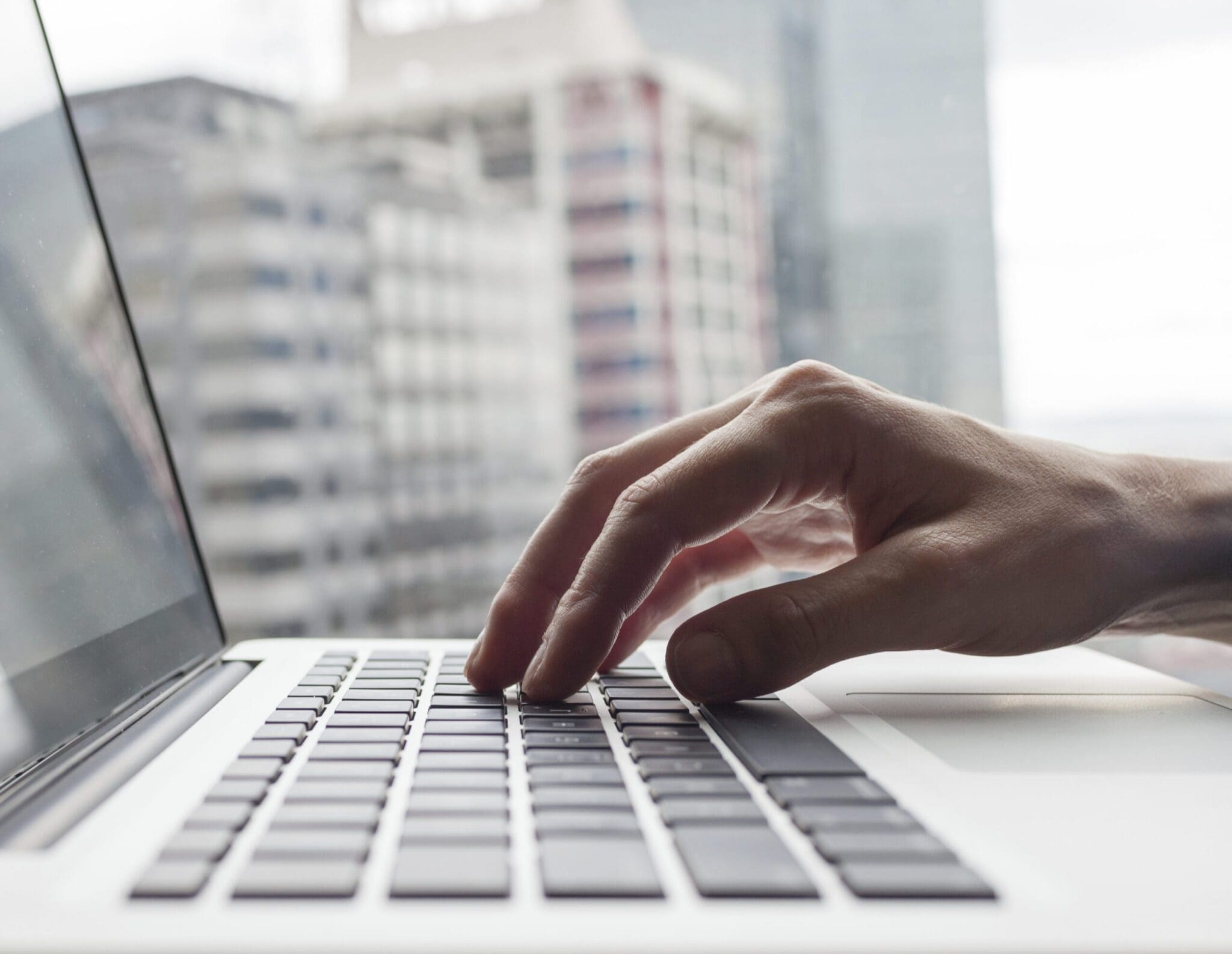 Человек за компьютером. Включенный ноутбук. Зависимость от интернета. Пусто в интернете. Пусто в интернете.